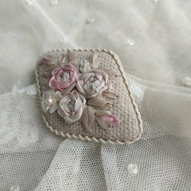 送料無料* シルク*リボン刺繍*薔薇*ブローチ*c | iichi 日々の暮らしを