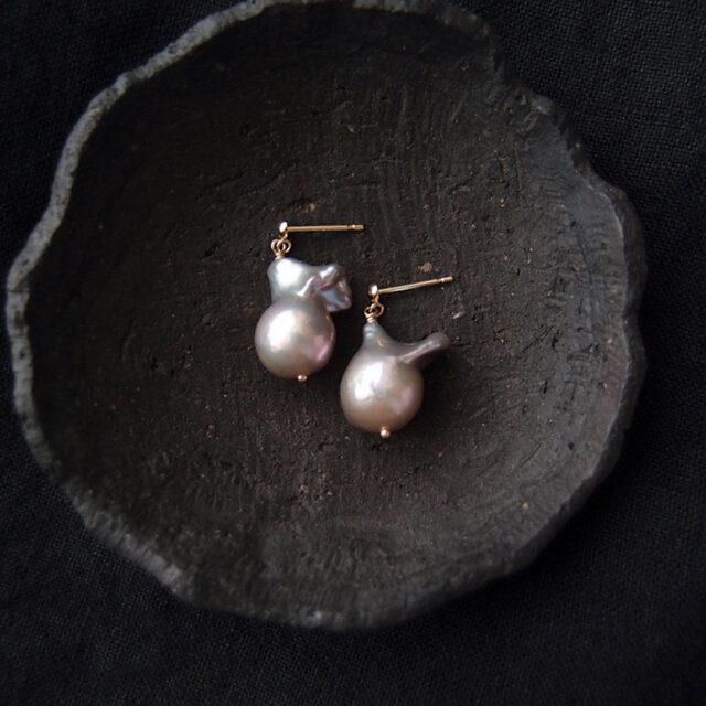 K10YG】Baby Baroque Pearl Earrings・Gray／ベビーバロックパール