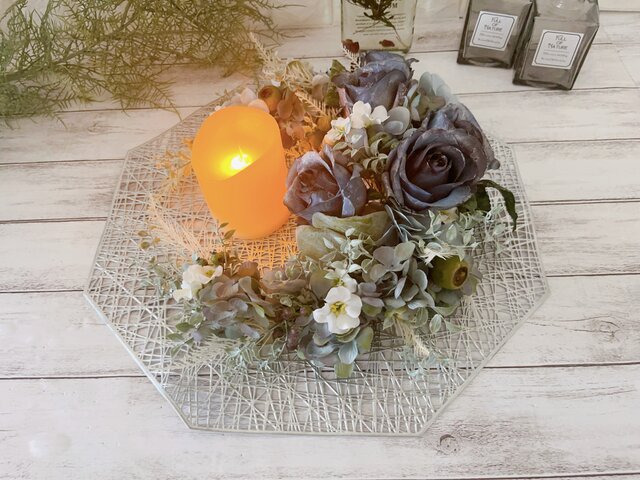 ダークブルーのバラとアナベルの三日月形シックなリース 玄関