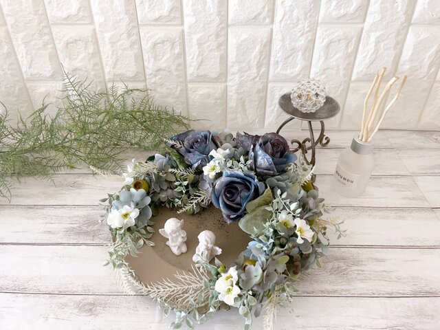 ダークブルーのバラとアナベルの三日月形シックなリース 玄関