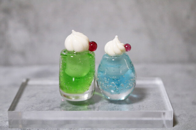 ガラスの喫茶「クリームソーダ」ガラスの置き飾り ミニチュアサイズ④ iichi 日々の暮らしを心地よくするハンドメイド やアンティークのマーケットプレイス