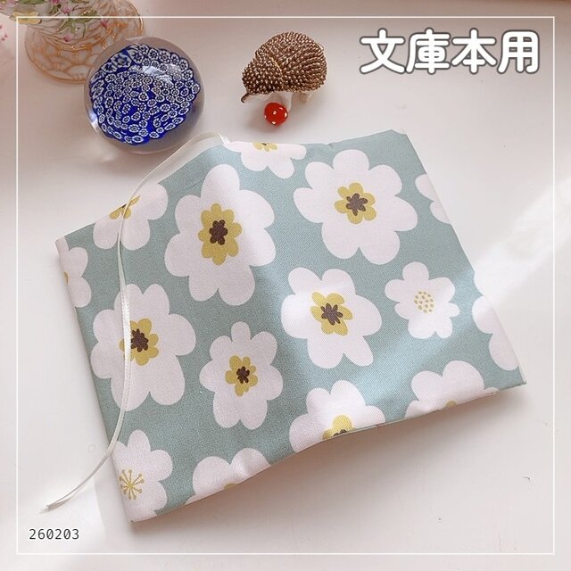 文庫本用】北欧調のかわいいお花柄 くすみグリーン ブックカバー