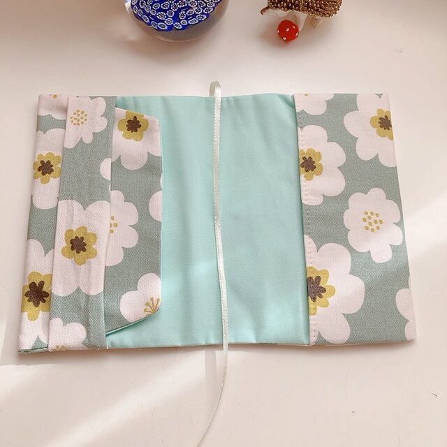 文庫本用】北欧調のかわいいお花柄 くすみグリーン ブックカバー