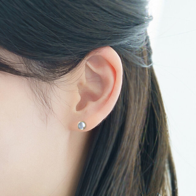 K10YG】ラウンド4mm ブルーカルセドニーのスタッズピアス | iichi 日々