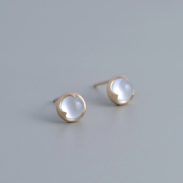 【K10YG】ラウンド4mm　ブルーカルセドニーのスタッズピアス　