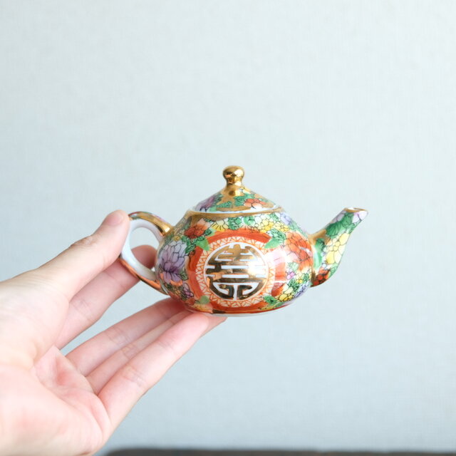 花と漢字◇中国産 色絵金彩小ぶりな急須 煎茶茶器 チャイナレトロ