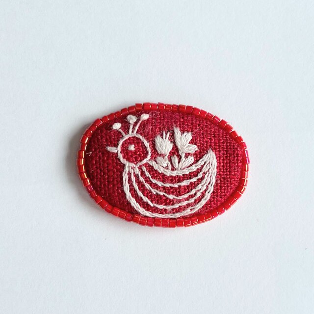 ビーズで飾った北欧風ことりの花籠の小さな刺繍ブローチ(hokuo）