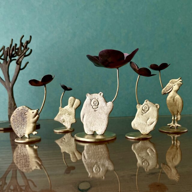 大きなお花とハリネズミ」小さな真鍮オブジェ | iichi 日々の暮らしを