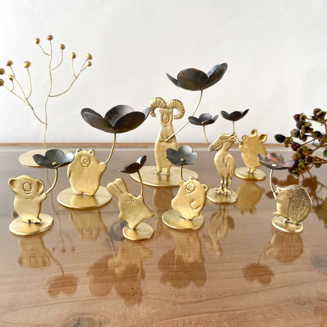 大きなお花とハリネズミ」小さな真鍮オブジェ | iichi 日々の暮らしを