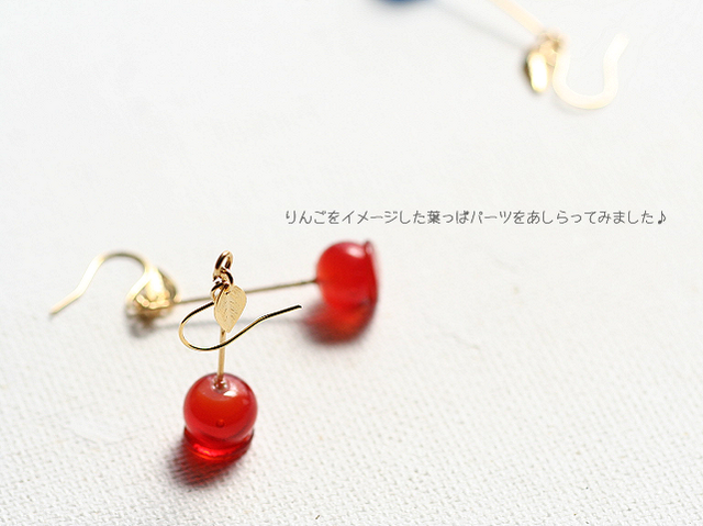 ガラスで作った林檎飴ピアス | iichi 日々の暮らしを心地よくする