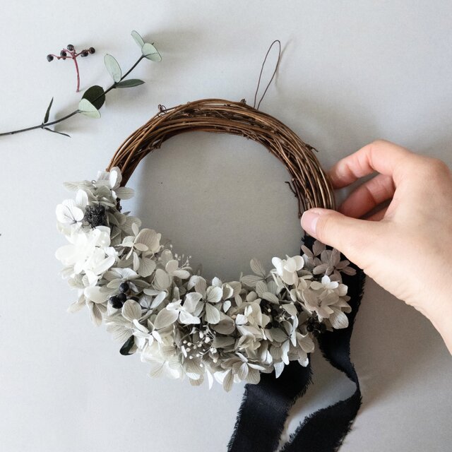 黒パールグレーのハーフリース プリザーブドフラワー 紫陽花 | iichi