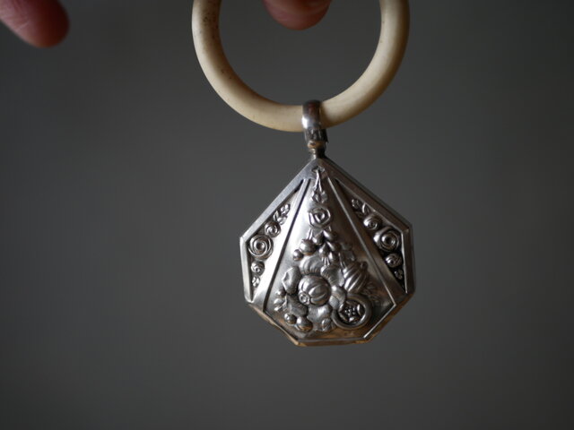 純銀 ベビーラトル フランスアンティーク ガラガラ アンティークのある