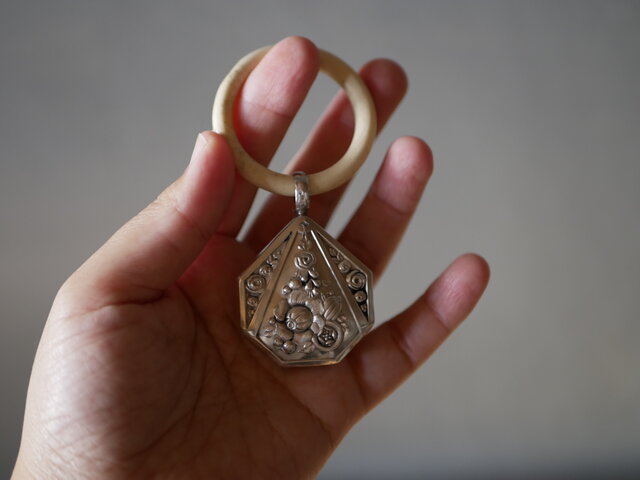 純銀 ベビーラトル フランスアンティーク ガラガラ アンティークのある