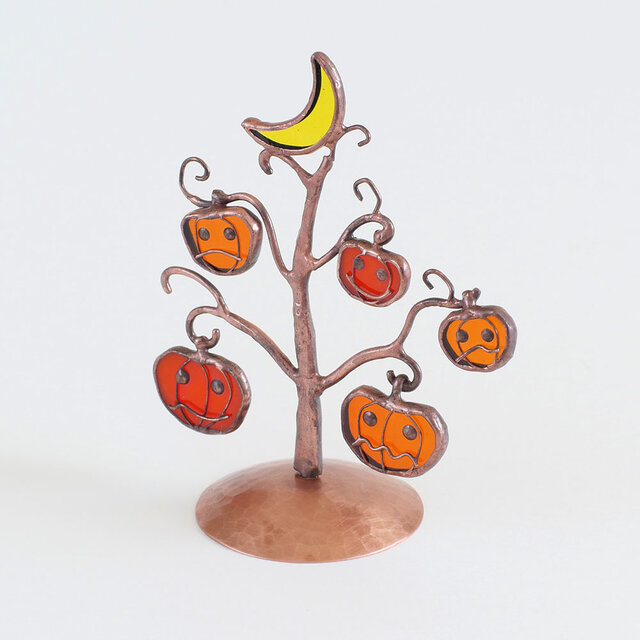 ハロウィン　かぼちゃお化けの木　iichi　（銅ベース）　ステンドグラス　日々の暮らしを心地よくするハンドメイドやアンティークのマーケットプレイス