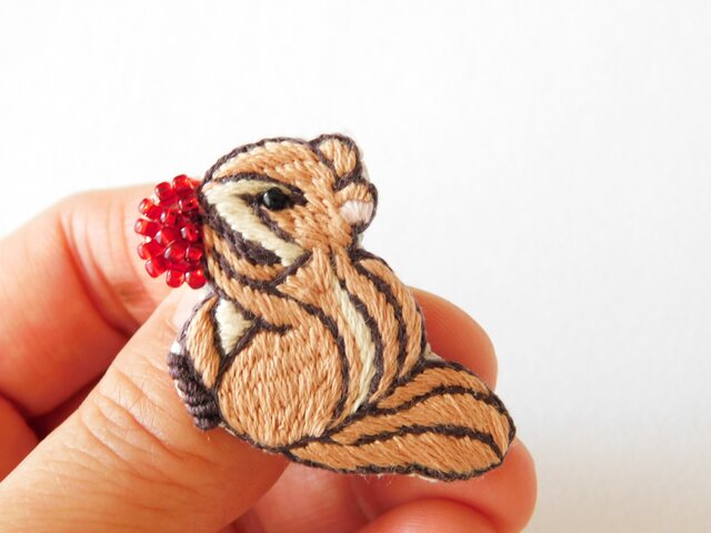 秋の森 リスと赤い実 刺繍ブローチ【受注製作】 | iichi 日々の