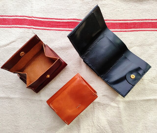 コンパクト3つ折り財布　ハンドメイド イタリアンレザー ヌメ革 赤 手縫い コンパクト3つ折り財布 ハンドメイド イタリアンレザー ヌメ革 赤