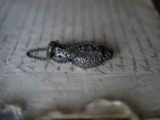 アザミの小さな香水瓶 シャトレーン フランスアンティーク ブロカント