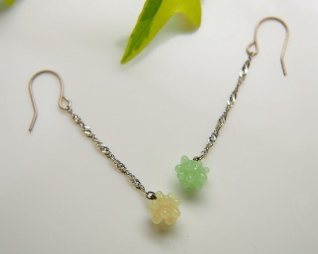 こんぺいとう1粒ロングピアス 淡黄&ミントグリーンの画像1枚目