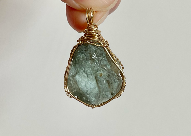 イルメナイトインアクアマリンの原石ジュエリー“知の層” | iichi 日々