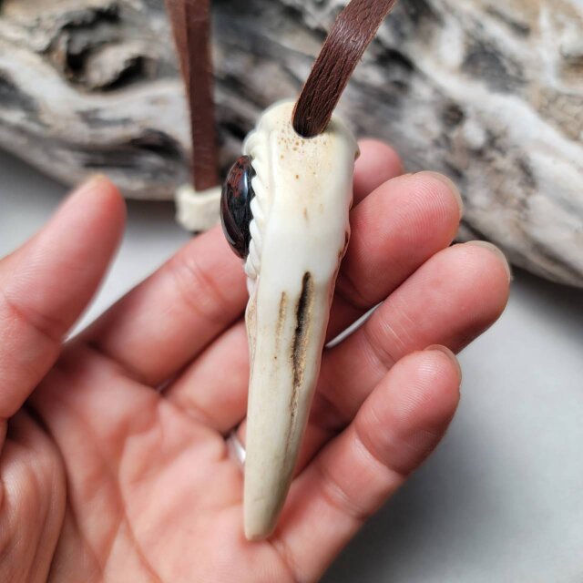 鹿の角 紅十勝石のとんがりペンダント | iichi 日々の暮らしを心地よく