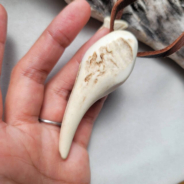 鹿の角 紅十勝石のとんがりペンダント | iichi 日々の暮らしを心地よく