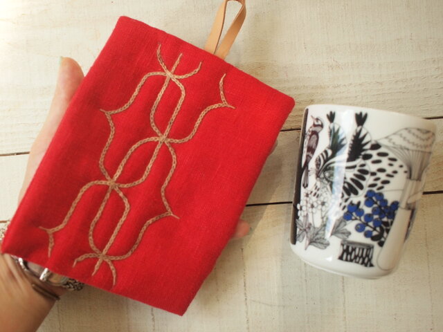 アイヌ刺繍の鍋つかみ リネンのレッド 柿渋染め | iichi 日々の暮らし