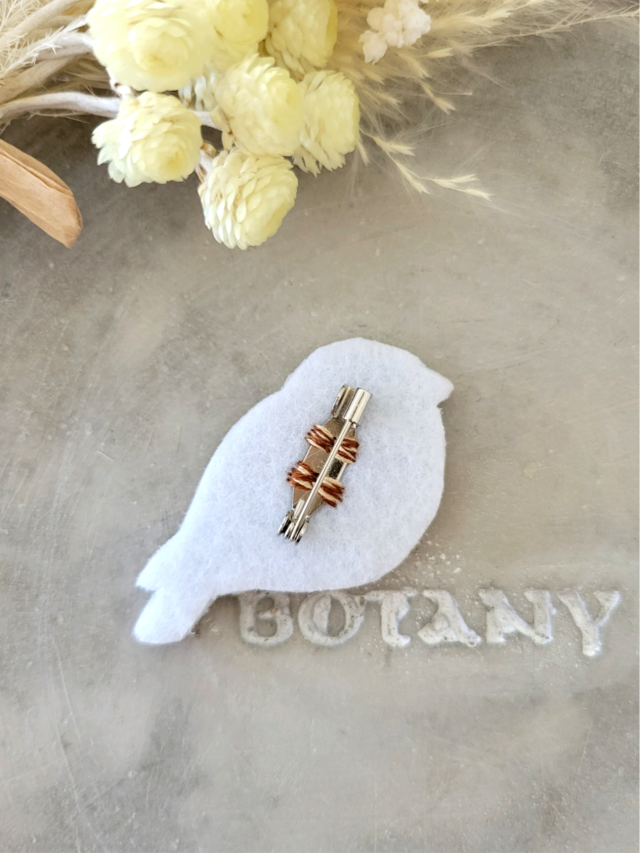 blue-》 ハンドメイド・手芸 ハンドメイド 刺繍 ブローチ 【chat mignon】