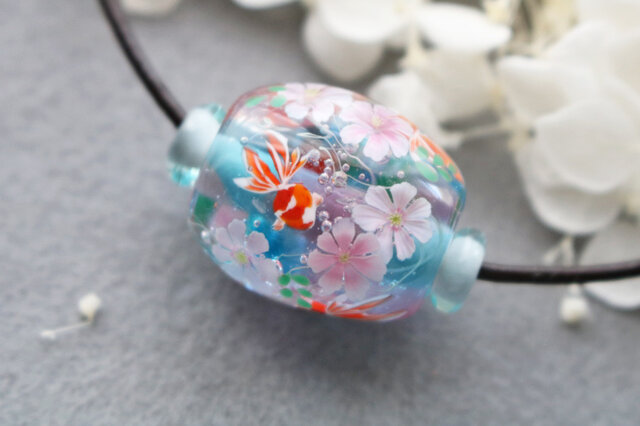 コスモスと金魚のとんぼ玉（ガラス玉） | iichi 日々の暮らしを