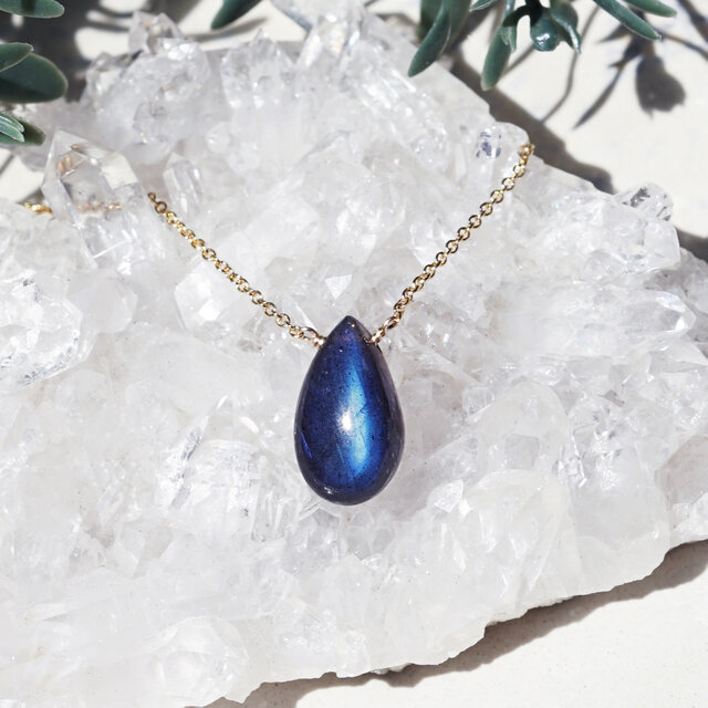 大粒ブラックラブラドライトの一粒ネックレス　～弦月（げんげつ）