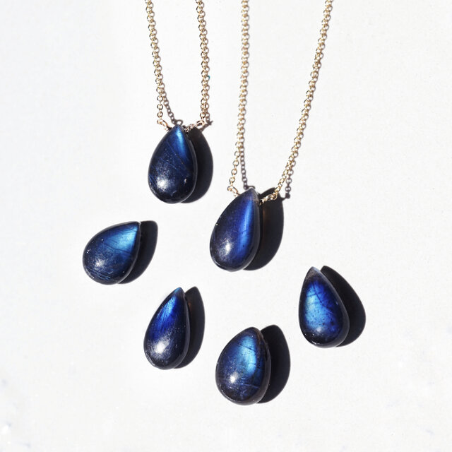 大粒ブラックラブラドライトの一粒ネックレス ～弦月（げんげつ