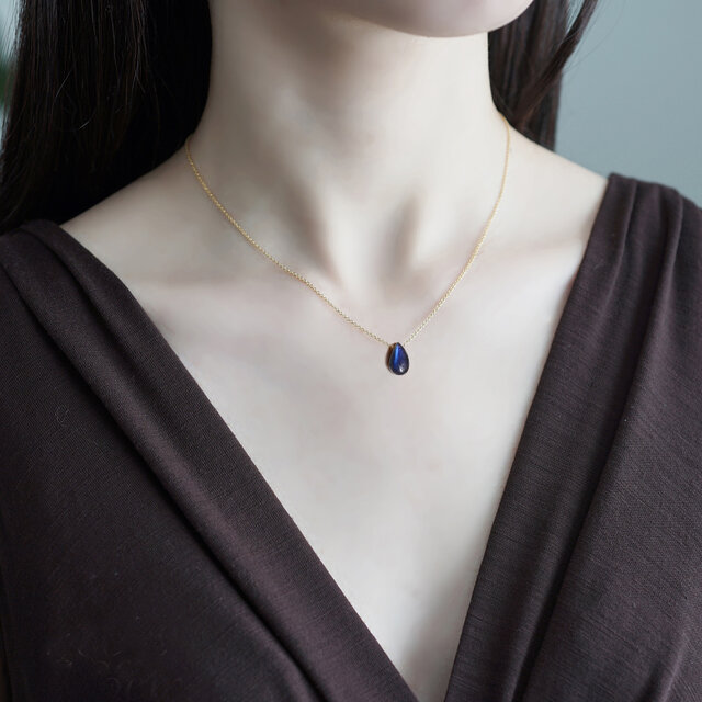 大粒ブラックラブラドライトの一粒ネックレス ～弦月（げんげつ