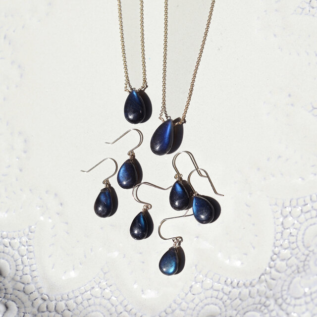 大粒ブラックラブラドライトの一粒ネックレス ～弦月（げんげつ