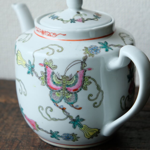 シノワズリ　景徳鎮　民国期　浅绛彩　蓋付き小物入れ　菓子器　茶壺　在銘 チャイナレトロで可愛い◇花と蝶々。中国景徳鎮 色絵急須 茶器
