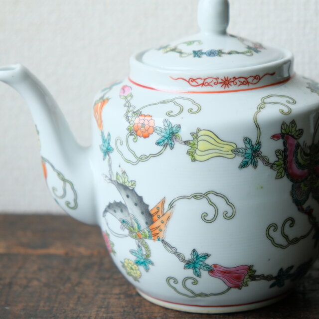 シノワズリ　景徳鎮　民国期　浅绛彩　蓋付き小物入れ　菓子器　茶壺　在銘 チャイナレトロで可愛い◇花と蝶々。中国景徳鎮 色絵急須 茶器