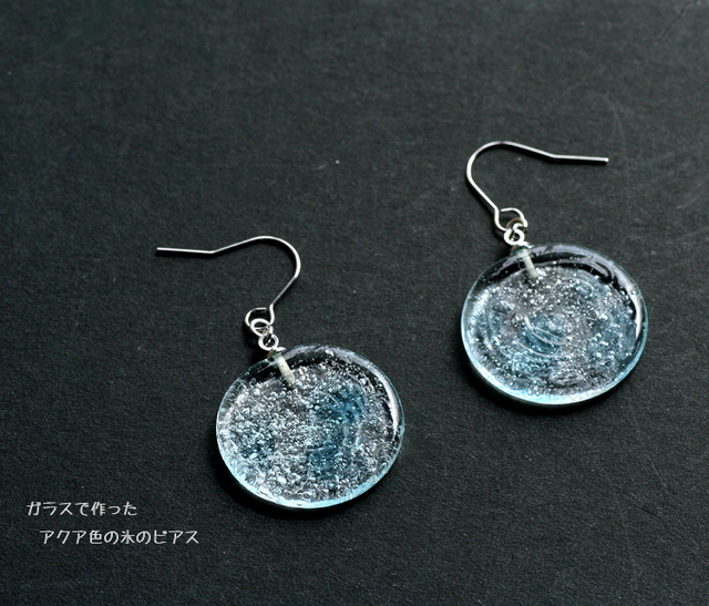 SOLD◆ハンドメイド ガラスピアス シンプル 小ぶり アイスブルー スクエア ガラスで作った氷のピアス（アクアブルー） | iichi 日々の暮らしを