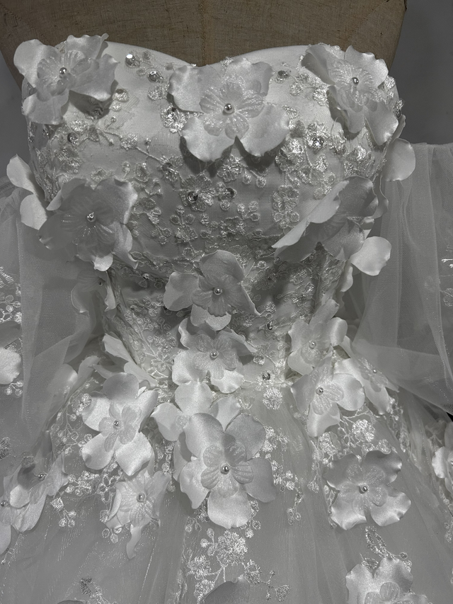 美品！オフホワイト ウエディングドレス ベアトップ 3D立体レース刺繍 花モチーフ 結婚式/披露宴