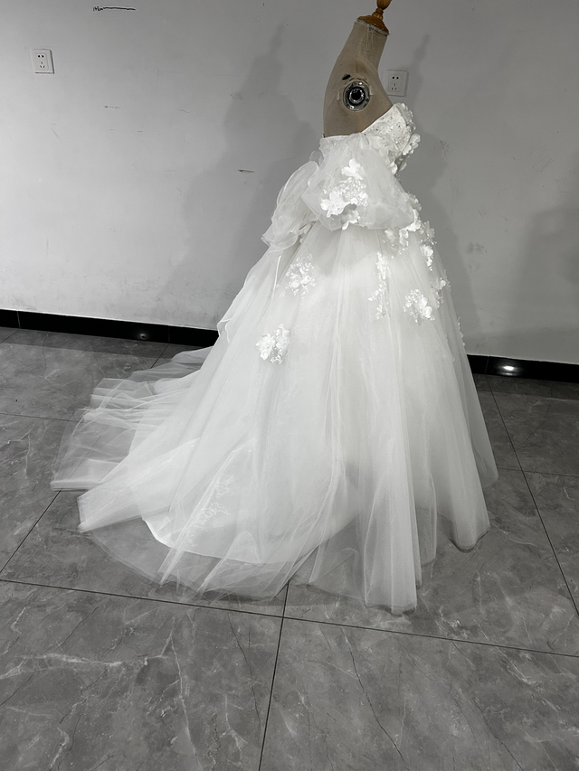 美品！オフホワイト ウエディングドレス ベアトップ 3D立体レース刺繍 花モチーフ 結婚式/披露宴
