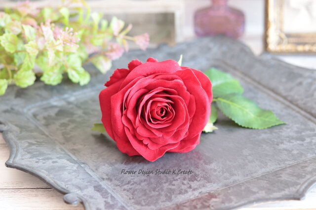 ダンス・発表会に♡10㎝の赤い薔薇と葉っぱの髪飾り 花径10cm 赤い薔薇