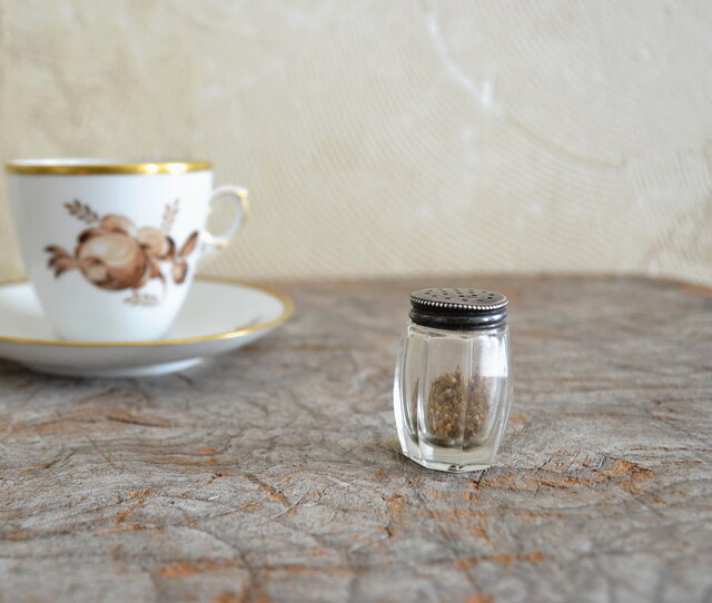 素敵なアンティークペッパー瓶 ソルト瓶 小さな瓶 高さ4cm | iichi