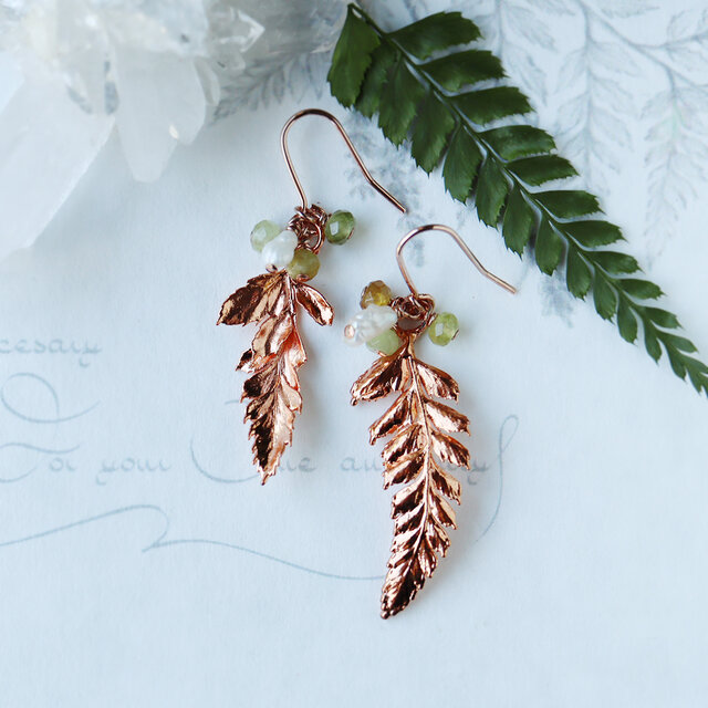 ヒメワラビの葉っぱとグリーンガーネットのピアス