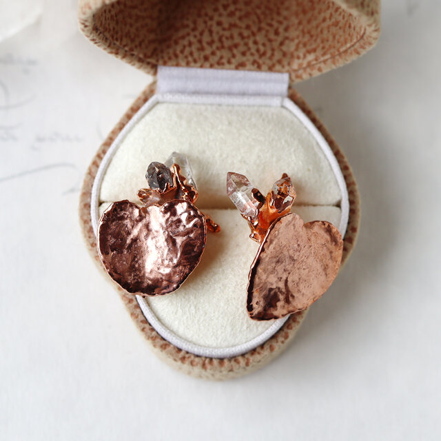 原石ダイヤモンドクォーツとハートの葉っぱピアス