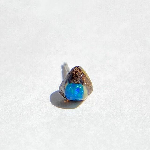 MONAKA jewellery フラットピアス　ボルダーオパール　片耳 10月 Opal – MONAKA jewellery