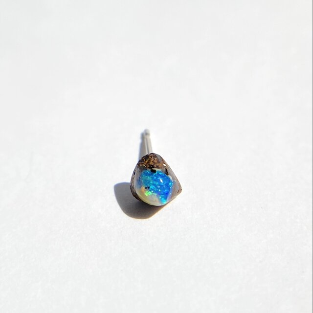 Pt900天然ボルダーオパール片耳ピアス 1点ものジュエリー