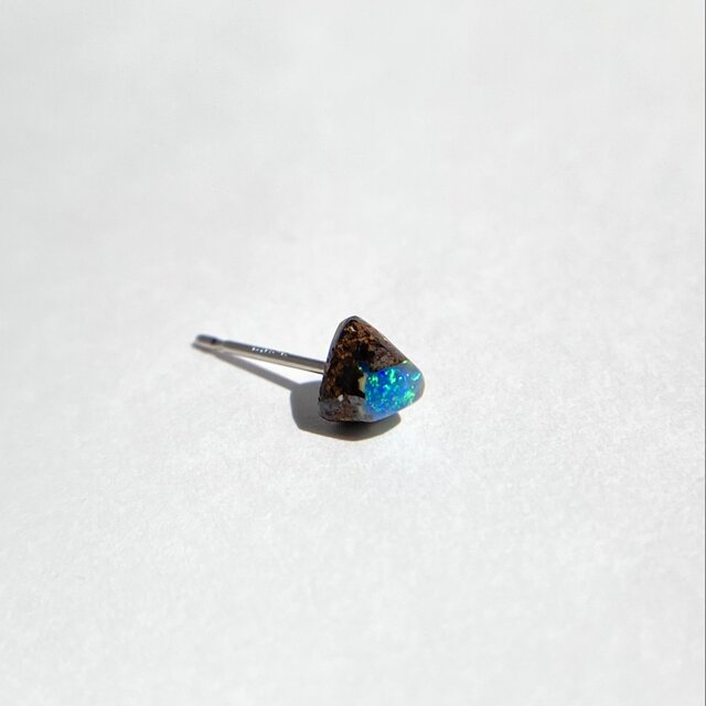 Pt900天然ボルダーオパール片耳ピアス 1点ものジュエリー