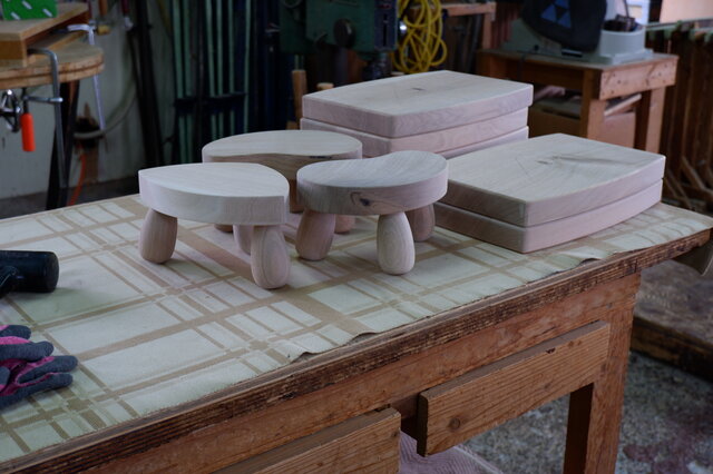 くるみの木の中くらいのスツール | iichi 日々の暮らしを心地よくする