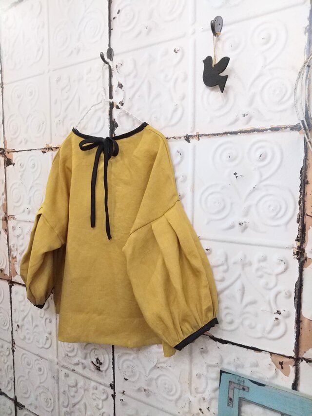 マスタードカラーリネンパフスリーブトップス