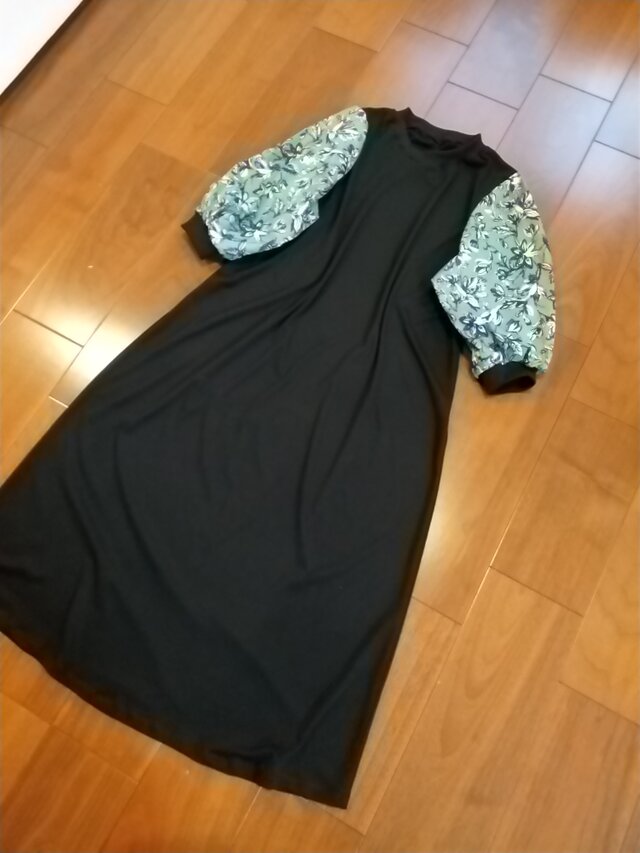 コットンにお袖はグリーンボタニカル柄のパフスリーブワンピース