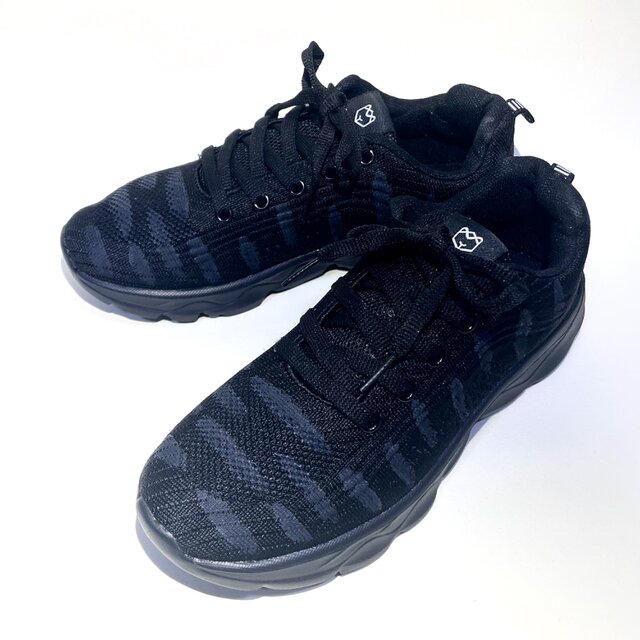 軽量！黒雨柄スポーツスニーカー (ブラック x マットブラック) 22.5cm