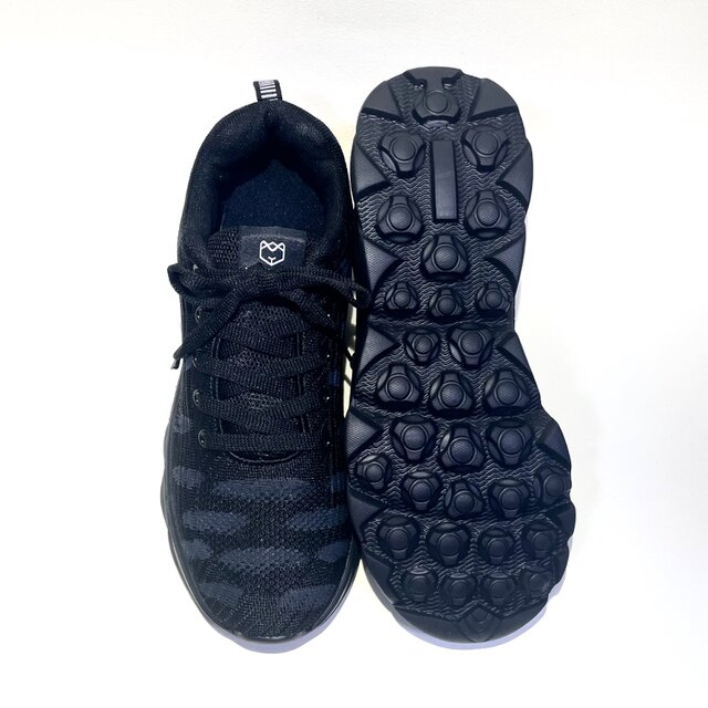 軽量！黒雨柄スポーツスニーカー (ブラック x マットブラック) 22.5cm