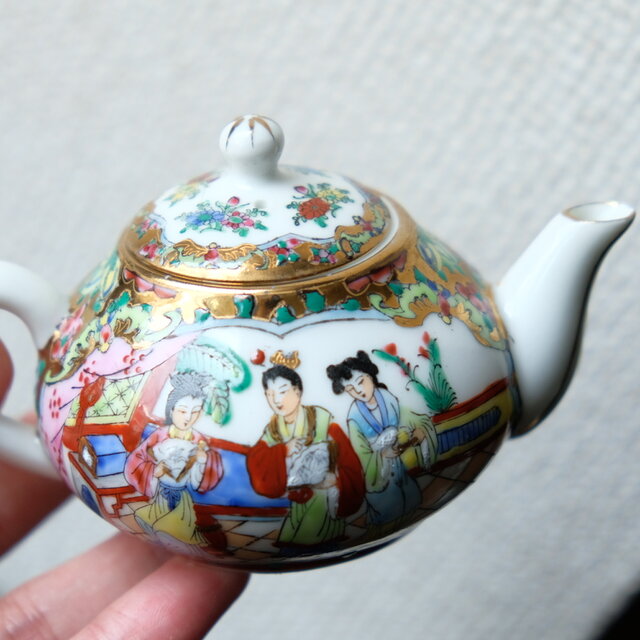 アウトレット品】花と皇女と蝙蝠◇カラフルで可愛い。中国産 色絵金彩